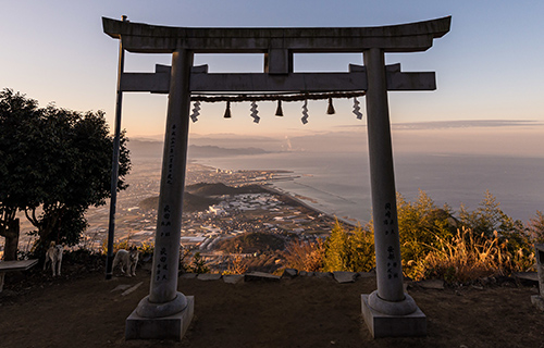 image:Takaya Shrine, Tenku no Torii (The Floating Torii Gate)